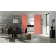 Eetkamer met eettafel, stoelen, schuifdeur en decoratie