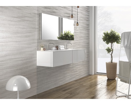 Moderne badkamer met wastafel, spiegel en wandtegels