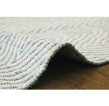 Detailopname van een vloerkleed met zigzagpatroon.