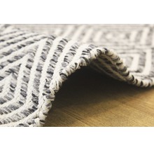 Detailaanzicht van een vloerkleed met geometrisch patroon