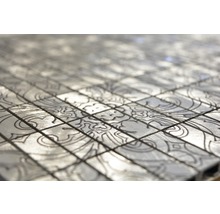 Close-up van zilverkleurige mozaïektegels met patroon