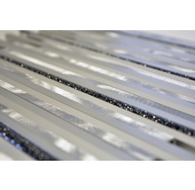 Close-up van meerdere aluminium profielen met glinsterende, donkere accenten