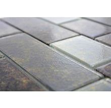 Detailopname van rechthoekige glazen mozaïektegels