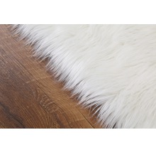 Gedetailleerd beeld van een wit tapijt op een houten vloer