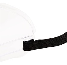 Gedetailleerde opname van een transparante veiligheidsbril met een zwarte elastische band.