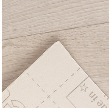 Detailopname van een decorpaneel op een houten vloer
