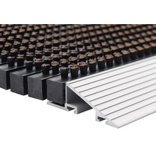 Detailopname van een entreemat met borstelstrips en aluminiumprofiel