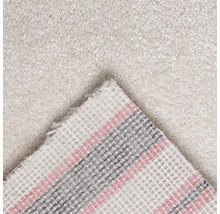 Close-up van een lichtgekleurd tapijt met textielrug