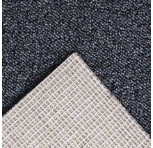 Close-up van een donkerblauwe tapijttegel met een textiel oppervlak en een rug van textielvlies