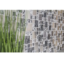 Muur met vierkante mozaïektegels en plantendecoratie