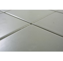 Close-up van keramische tegels met voegen