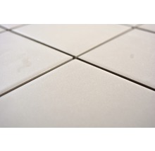 Close-up van keramische tegels met voegen