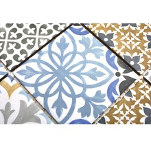 Meerkleurige tegels met decoratief patroon