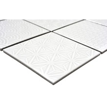 Witte tegels met verschillende geometrische patronen