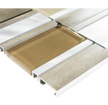 Detailopname van mozaïektegels van glas en steen