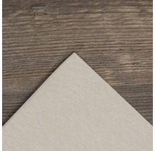 Beige vloertegel op houten ondergrond