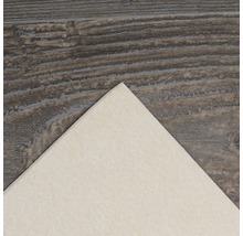 Detailopname van een beige isolatieplaat op een houten ondergrond