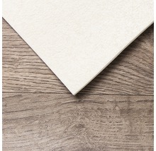 Plaat van vezelisolatiemateriaal op houten vloer