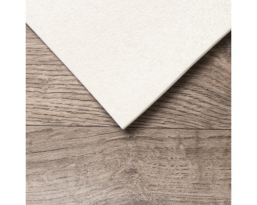 Plaat van vezelisolatiemateriaal op houten vloer