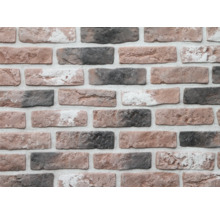 Close-up van een bakstenen muur met onregelmatig gevormde bakstenen en voegen