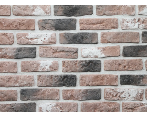 Close-up van een bakstenen muur met onregelmatig gevormde bakstenen en voegen