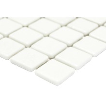 Close-up van witte vierkante mozaïektegels