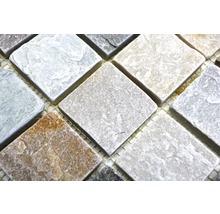 Detailopname van natuursteenmozaïektegels op een net