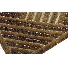 Detail van een deurmat met borstelstructuur en metalen rand
