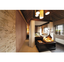 Slaapkamer met hemelbed, decoratieve elementen en wanddecoratie