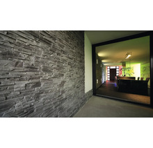 Wanddecoratie met steenstrips in een interieur