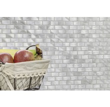 Wandtegels met steenlook en mand met appels