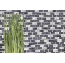 Muur van mozaïektegels met grasdecoratie