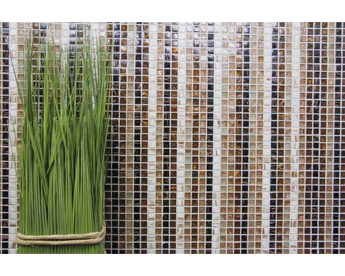 Decoratieve groene kunstplant voor een mozaïekwand van glas