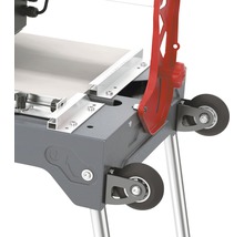 Detailopname tegelsnijmachine met wielen voor mobiliteit