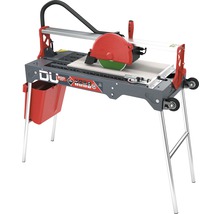 Tegelsnijmachine op een werktafel met wielen en een waterreservoir