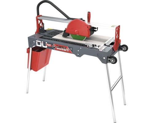 Tegelsnijmachine op een werktafel met wielen en een waterreservoir