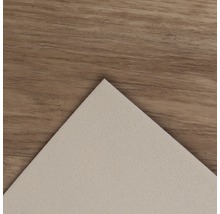 Uitsnede van een textielbehang op een houten vloer