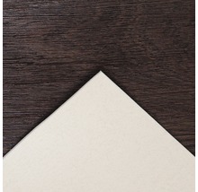 Stuk papier op houten achtergrond