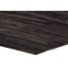 Detailopname van een vinyl vloerplaat met houtlook.