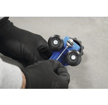 Gebruiker stelt gereedschap op rollen af met inbussleutel