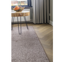 Woonkamer met vloerkleed, houten tafel en parketvloer