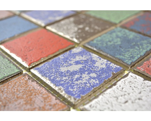 Close-up van mozaïektegels in verschillende kleuren