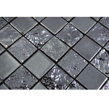 Detailopname van mozaïektegels van glas en metaal