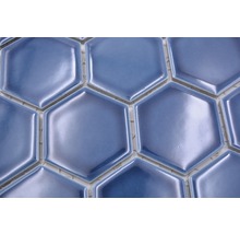 Close-up van blauwe, zeshoekige tegels