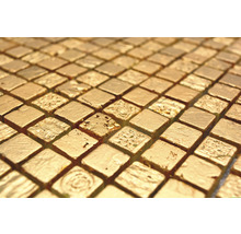 Close-up van vierkante gouden mozaïektegels