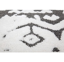 Detailopname van een vloerkleed met geometrisch patroon