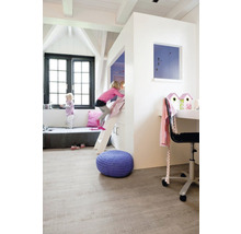 Lichte kinderkamer met hoogslaper, bureau en zitting.