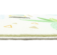 Detailopname van een vloerkleed met plantmotief en geometrische vormen
