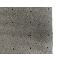 Detailopname van een drainage mat met noppenstructuur en gaten voor waterafvoer.