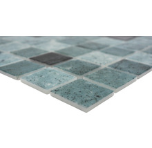 Detailopname van mozaïektegels van glas